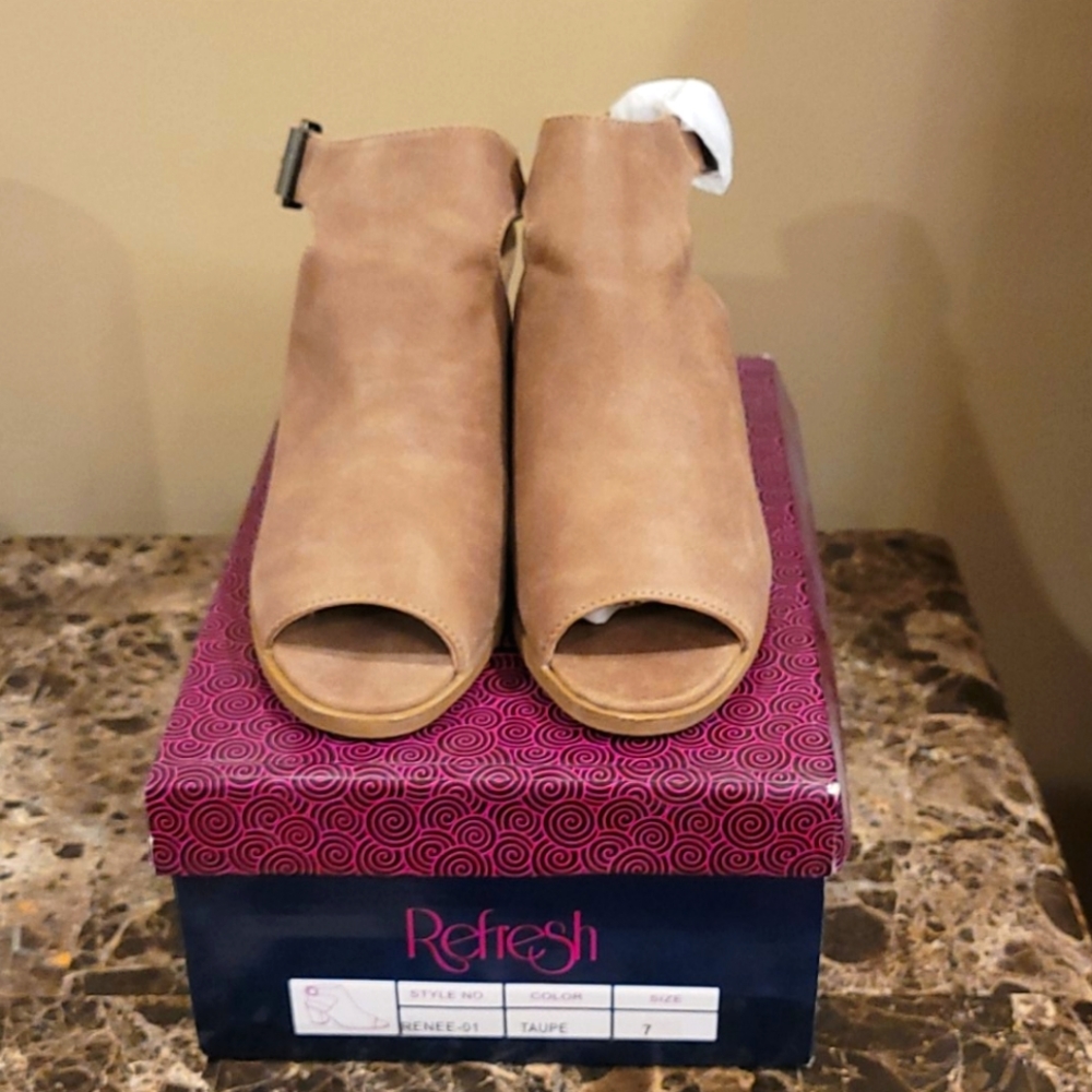 NEW Refresh taupe peep toe block sandals 7